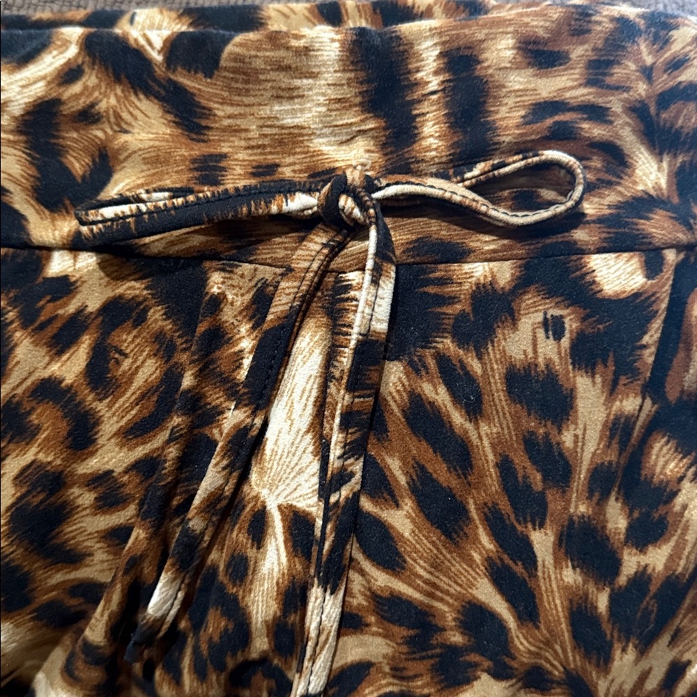 Leopard Print Leggings With Pockets - Picture 3 of 4